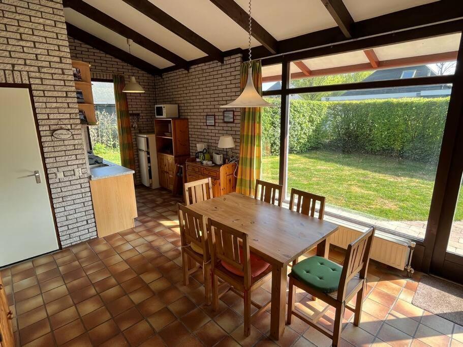 Knusse Bungalow Op Groen Park! Ouddorp Exterior photo