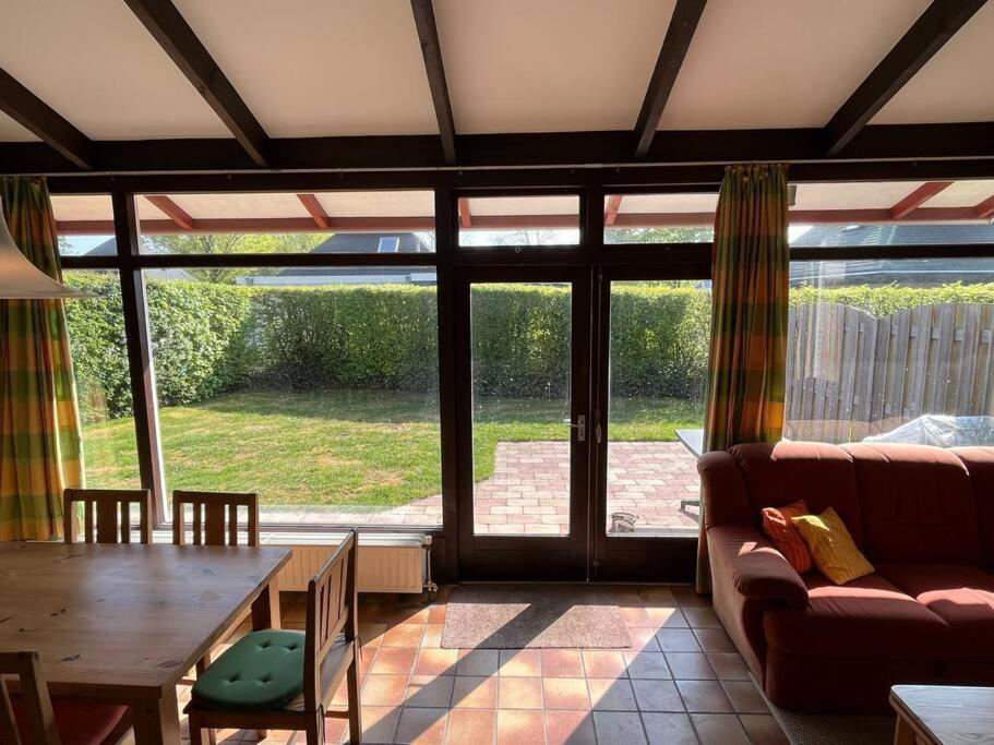 Knusse Bungalow Op Groen Park! Ouddorp Exterior photo