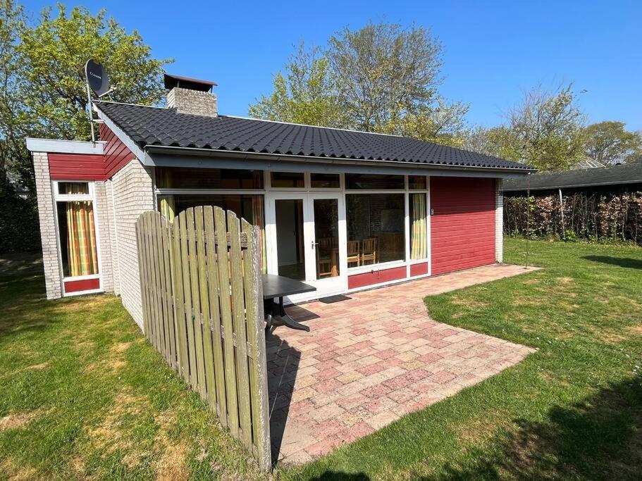 Knusse Bungalow Op Groen Park! Ouddorp Exterior photo